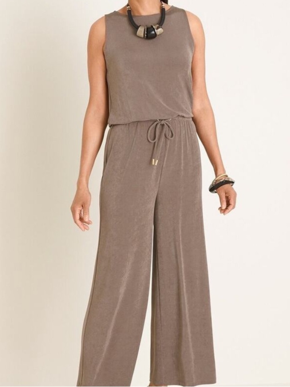 Chicos BNWT TRAVELERS
TIE WAIST JUMPSUIT
DRESS
DEEP TAUPE Size 4 US 20/22 XXL